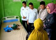Bupati Pasaman dan Istri Besuk Balita Penderita Kekurangan Gizi di RSU Tuanku Imam Bonjol