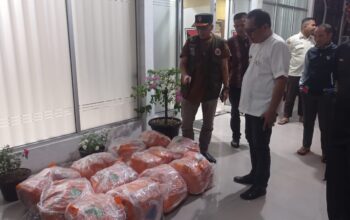 BPBD Kota Padang Salurkan 24 Paket Bantuan untuk Warga Terdampak Abrasi Pantai