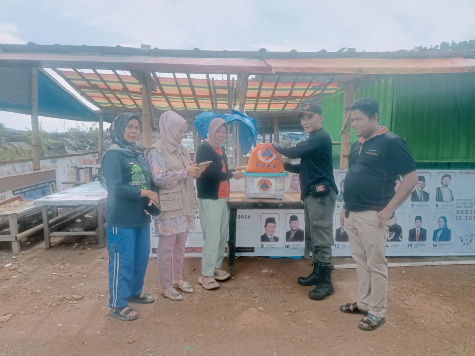 BPBD Kota Padang Serahkan Bantuan Kepada Warga Terdampak Angin Puting Beliung di Bungus Teluk Kabung