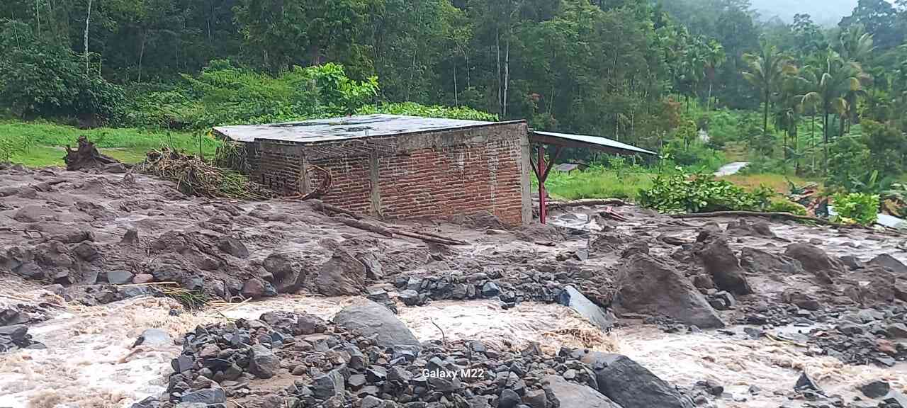 Banjir Bandang Terjang Paninjauan, Akses Jalan Putus dan Fasilitas Warga Tertimbun