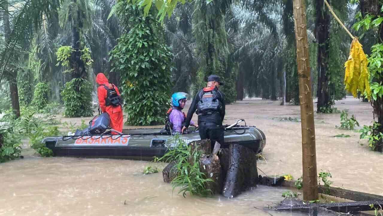 Banjir Makin Menggila di Padang–Padang Pariaman Warga Terjebak, Tim SAR Padang Bergerak dalam Hujan Badai