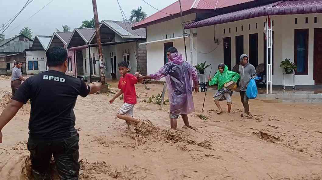 Banjir Mendadak Kepung Batu Busuk, Puluhan Warga Dievakuasi