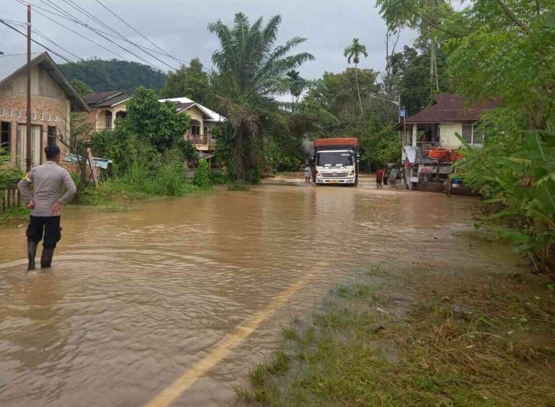 Banjir Rendam Dua Kampung di Nagari Duku, Kapolsek Tarusan Turun Langsung ke Lokasi