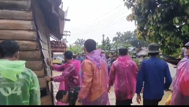 Berjuang di Tengah Banjir, Ketua DPRD Pasbar Pimpin Evakuasi Rumah Warga yang sudah 2 hari hanyut ditengah jalan