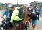 Bupati Pasbar Tetapkan Status Tanggap Darurat, Kunjungi Langsung Korban Banjir dan Serahkan Bantuan