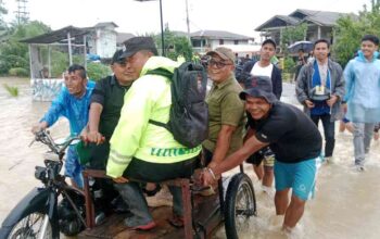 Bupati Pasbar Tetapkan Status Tanggap Darurat, Kunjungi Langsung Korban Banjir dan Serahkan Bantuan