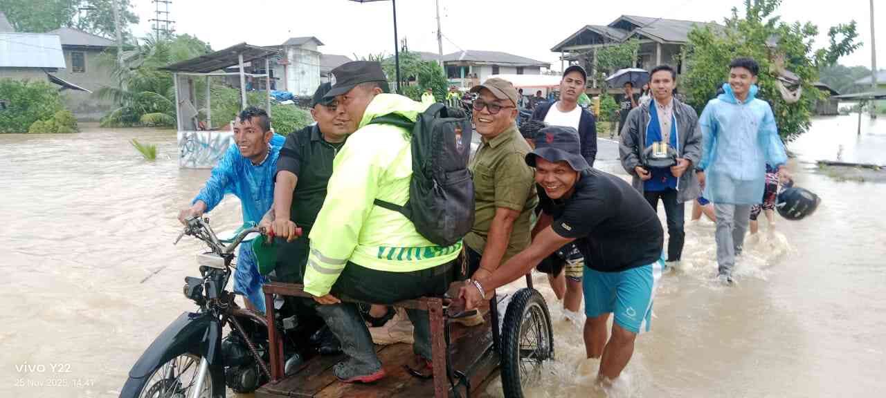 Bupati Pasbar Tetapkan Status Tanggap Darurat, Kunjungi Langsung Korban Banjir dan Serahkan Bantuan