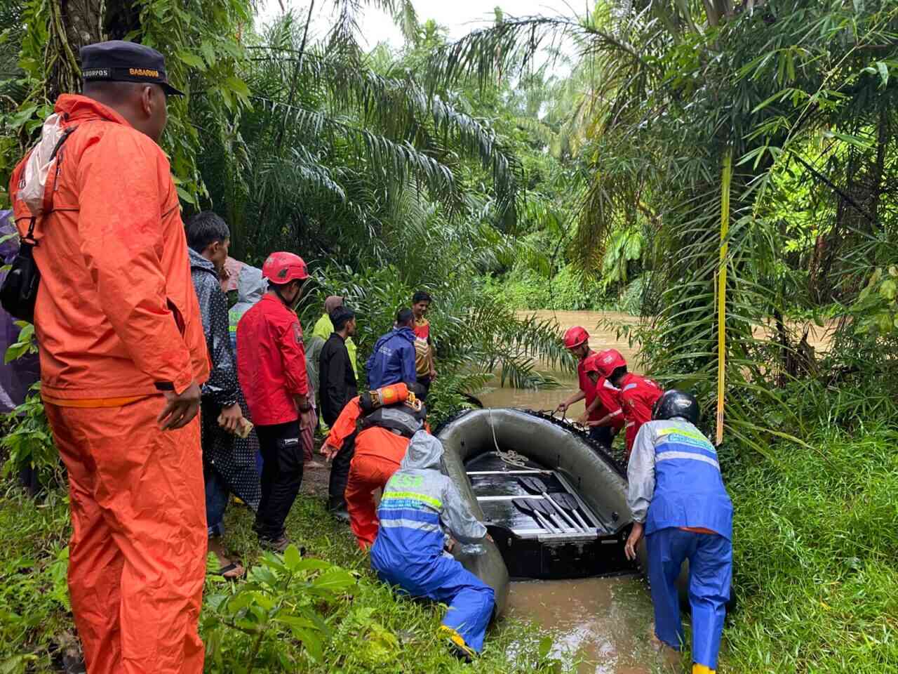 Detik-Detik Dramatis Penyelamatan 10 Warga Terjebak Banjir di Ladang Salareh Aia, Tim SAR Berpacu dengan Hujan Deras