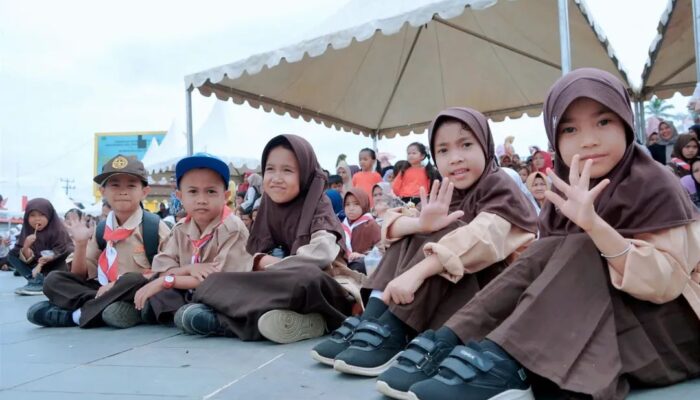 Pemkab Solsel Bagikan 21 Ribu Stel Seragam Sekolah