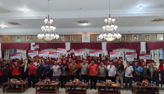 Atlet dan Pelatih Sumbar Terima Bonus