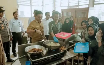 Hadiri Branding Produk Kewirausahaan SMKN 1 Solok Selatan, Bupati Khairunas Dorong Ekonomi Kreatif Pelajar