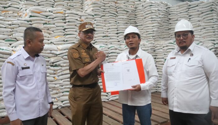 Hendrajoni Tinjau Kualitas Bantuan Pangan di Bulog Sago