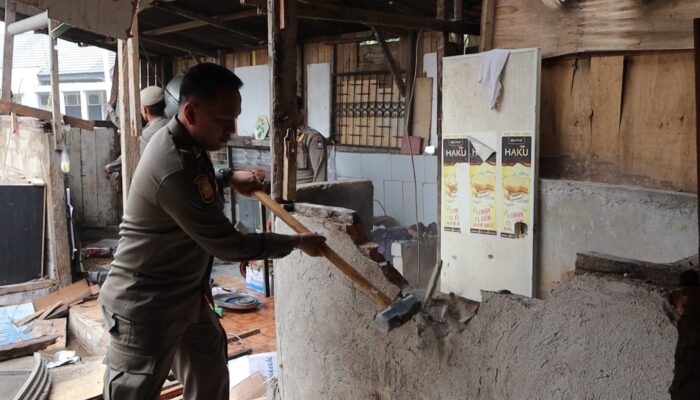 Pemilik Bandel, Satpol PP Padang Bongkar Bangli di Kubu Marapalam