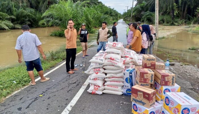 Benny Utama Salurkan Beras untuk Korban Banjir Ranah Koto Tinggi