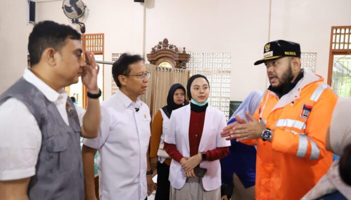 Menkes Pastikan Layanan Kesehatan di Posko Bencana Lubuk Minturun