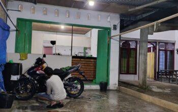 Pengusaha Cuci Motor Panen Rezeki Pasca Banjir