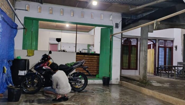 Pengusaha Cuci Motor Panen Rezeki Pasca Banjir