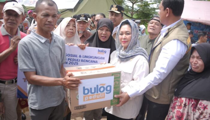 Titiek Soeharto Serahkan Bantuan untuk Korban Bencana di Padang