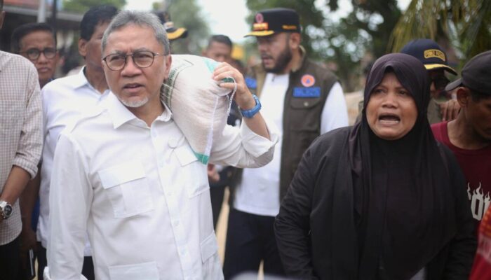 Banjir Bandang Makin Parah, Menko Pangan Turun ke Padang: “Rumah Warga Harus Segera Dibangun Ulang”