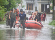 Tim gabungan tengah mengevakuasi warga yang terdampak banjir di daerah Parak jambu Rt2 Rw 10, dadok tunggul hitam, Kecamatan Koto Tangah, Kota Padang, Selasa (25/11/25).