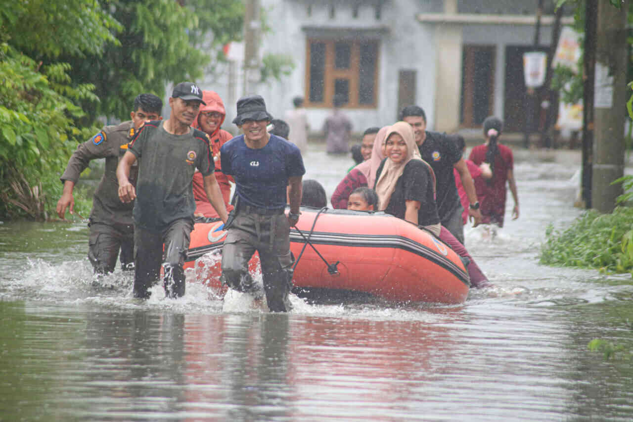 Tim gabungan tengah mengevakuasi warga yang terdampak banjir di daerah Parak jambu Rt2 Rw 10, dadok tunggul hitam, Kecamatan Koto Tangah, Kota Padang, Selasa (25/11/25).