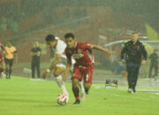 Pemain Semen Apdang Fc berduel dengan pemain Borneo Fc dalam lanjutan Super League di Stadion Gor Agus Salim, Kota Padang, Minggu (9/11). Dalam pertandingan tersebut Semen Padang Fc menelan kekalahan demgan skor 0-2 dari tim tamu Borneo Fc dan ini merupakan kekalahan ke 9 pada pekan 12.