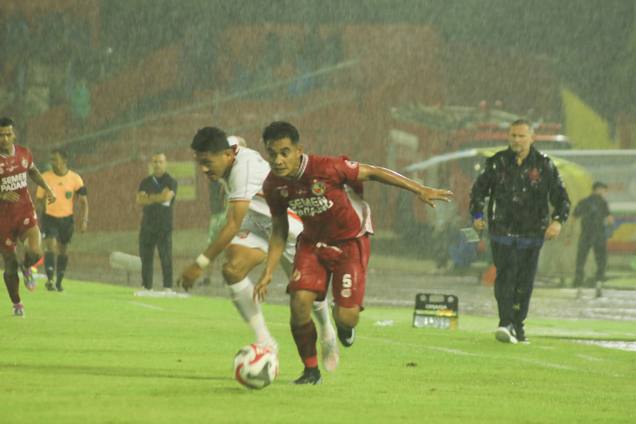Pemain Semen Apdang Fc berduel dengan pemain Borneo Fc dalam lanjutan Super League di Stadion Gor Agus Salim, Kota Padang, Minggu (9/11). Dalam pertandingan tersebut Semen Padang Fc menelan kekalahan demgan skor 0-2 dari tim tamu Borneo Fc dan ini merupakan kekalahan ke 9 pada pekan 12.
