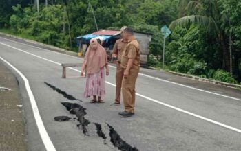 “Jalan Tiba-Tiba Amblas 50 Meter, Akses Warga Teluk Bayur Lumpuh, Dua Tiang Listrik Terancam Roboh”