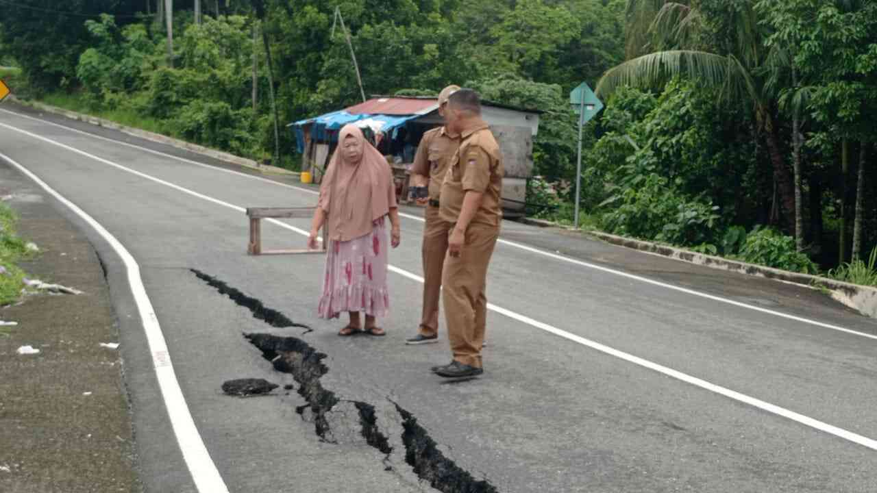 “Jalan Tiba-Tiba Amblas 50 Meter, Akses Warga Teluk Bayur Lumpuh, Dua Tiang Listrik Terancam Roboh”