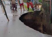 Jembatan Penghubung Utama di Kasang Ambruk Diterjang Banjir, Babinsa Turun ke Lokasi