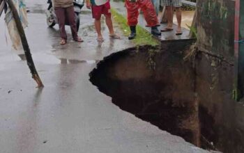 Jembatan Penghubung Utama di Kasang Ambruk Diterjang Banjir, Babinsa Turun ke Lokasi