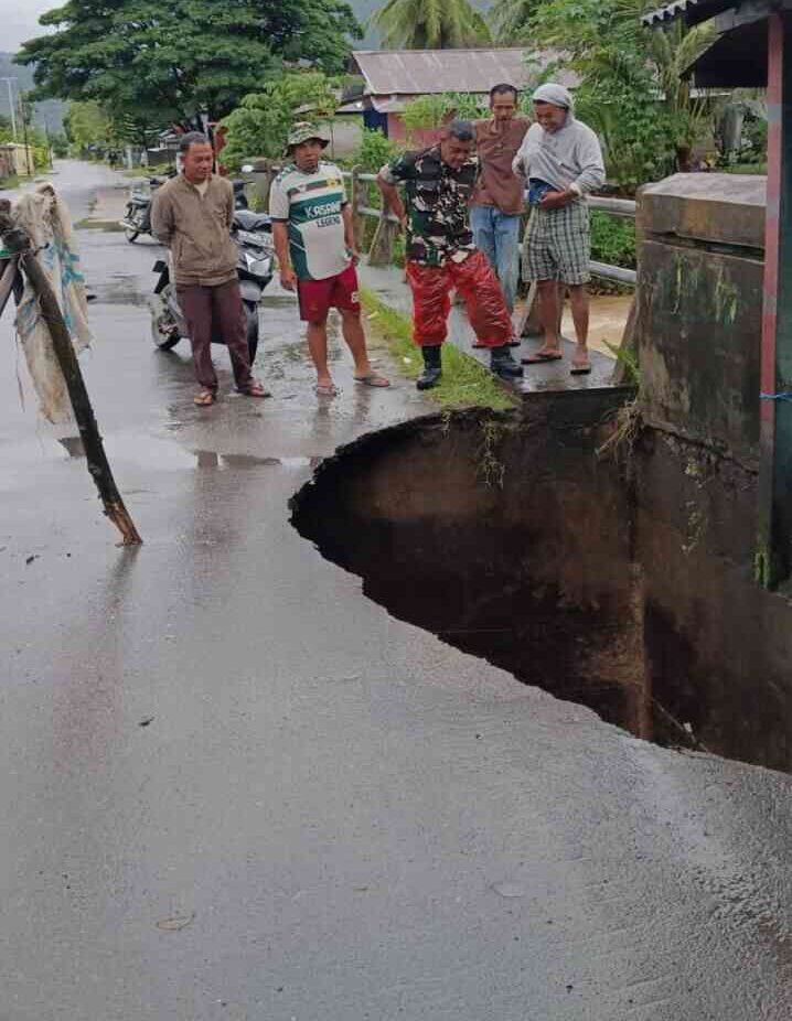 Jembatan Penghubung Utama di Kasang Ambruk Diterjang Banjir, Babinsa Turun ke Lokasi