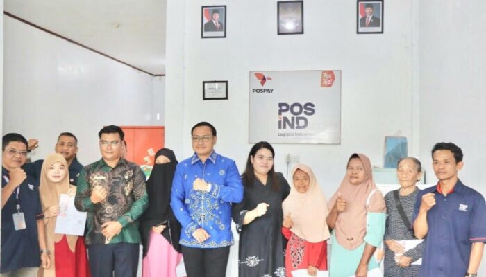 Pemkab Mentawai Serahkan BLT ke Masyarakat