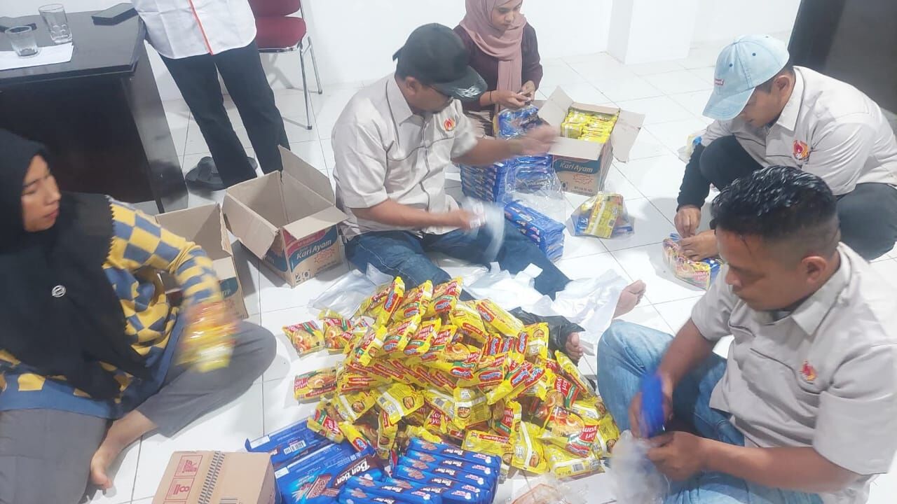 KONI Pessel Salurkan 114 Paket Sembako untuk Korban Banjir di Bayang