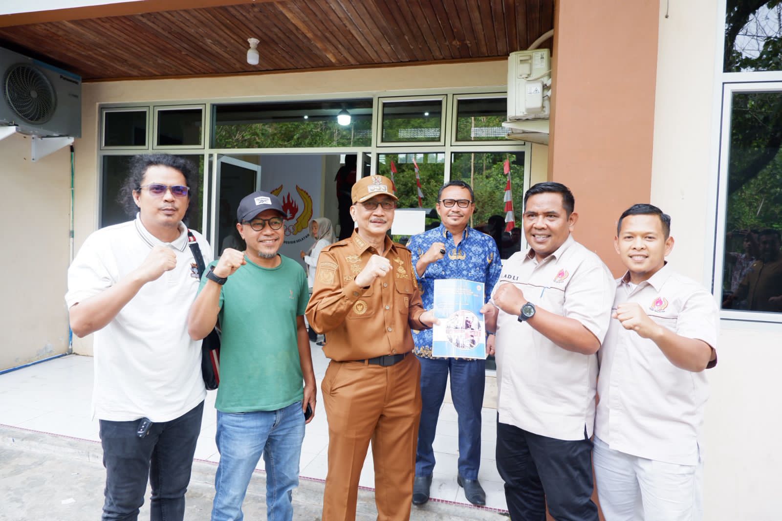 KONI Pessel Serahkan SK Kepengurusan 2025–2029, Bupati Hendrajoni Tekankan Profesionalisme dan Prestasi