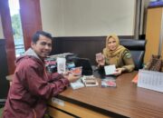 Kabid Bina Usaha & Kelembagaan Disnakeswan Sumbar Nirmala Puspita Dewi menyambut kedatangan pelaku UMKM yang produknya bakal dipamerkan di ajang Agrinex 2025.