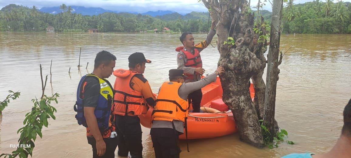Kapolsek Bayang Pimpin Evakuasi Warga Terjebak Banjir di Nagari Gurun Panjang Barat