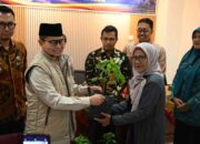 Dorong Ketahanan Pangan, Wawako Ibnu Asis Serahkan 300 Bibit Cabai