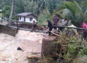 Ketika Jembatan Hilang, Warga Muaro Busuak Koto Hilalang Solok Bertahan dengan Harapan