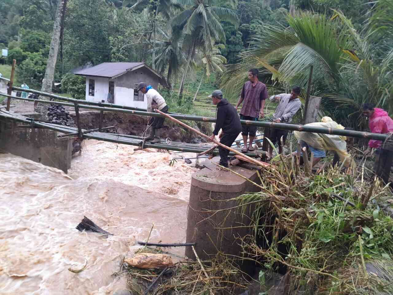 Ketika Jembatan Hilang, Warga Muaro Busuak Koto Hilalang Solok Bertahan dengan Harapan