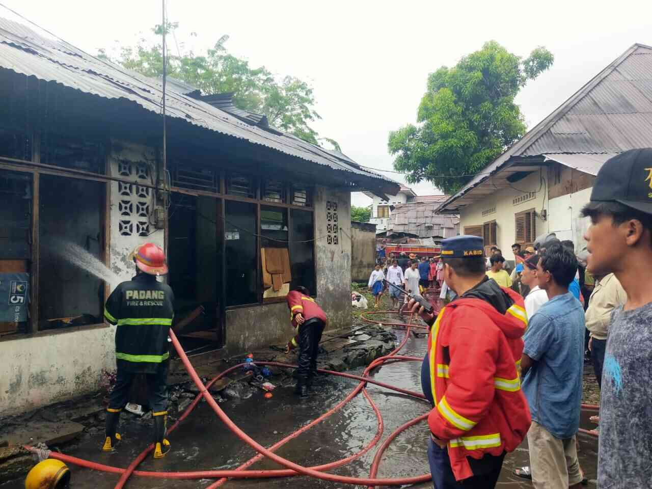 “Kontrakan 4 Petak Ludes Dilalap Api di Alang Laweh, Warga Panik, Damkar Padang Kerahkan 75 Personel”