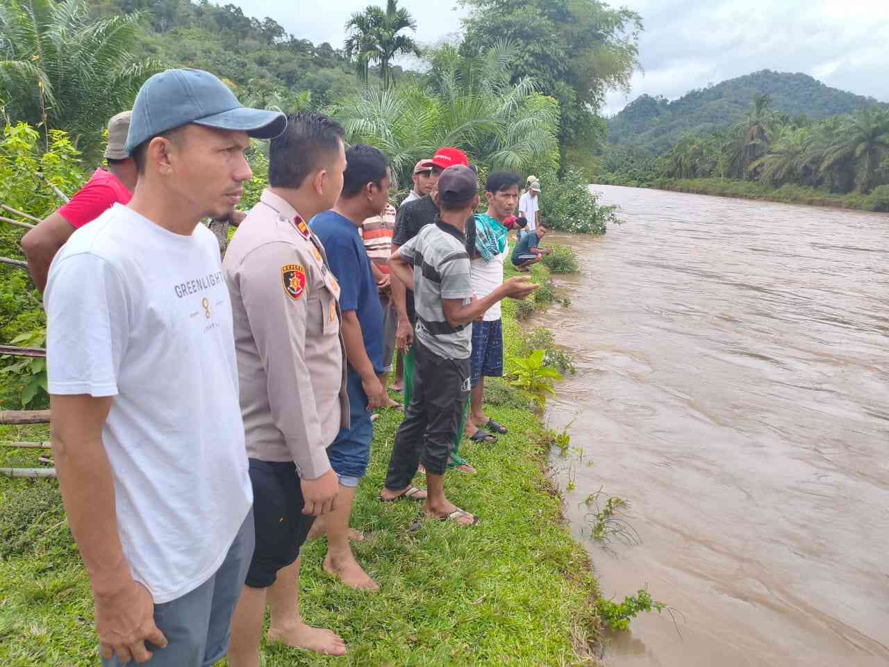 Lansia di Lengayang Pessel Hanyut Saat Menyeberangi Sungai Deras, Tim Gabungan Lakukan Pencarian