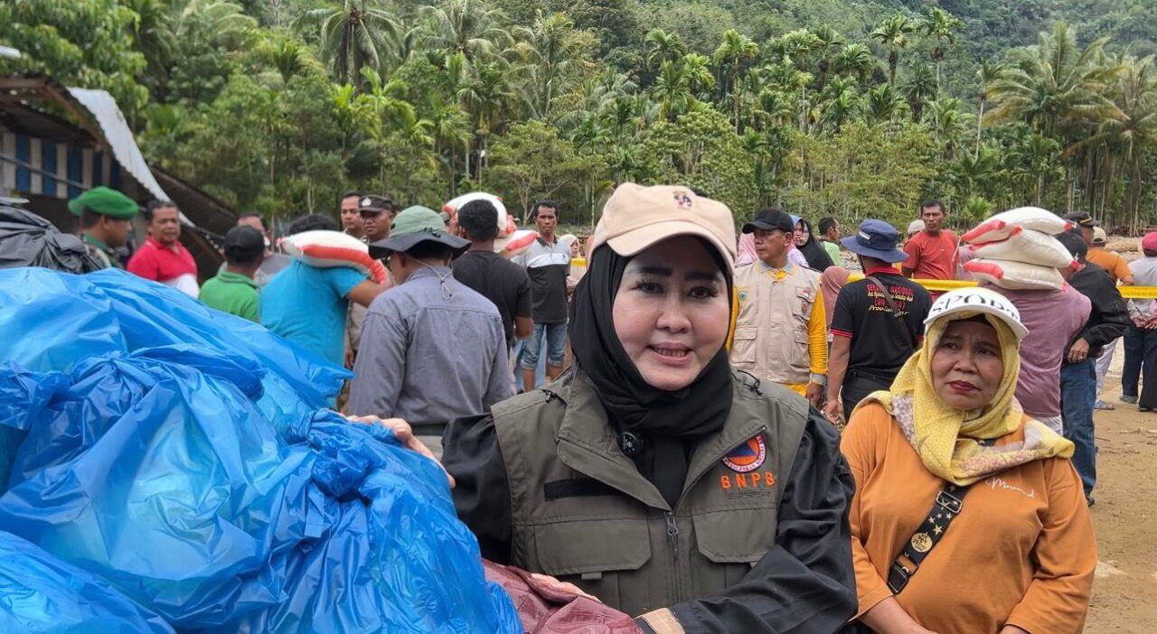 Lisda Hendrajoni Serahkan 300 Paket Sembako ke Empat Nagari Terisolasi di Bayang Utara