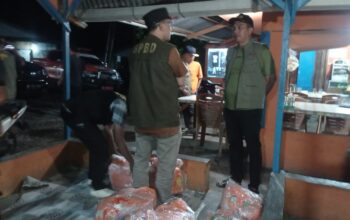 Malam Peduli di Tepi Laut: BPBD Padang Salurkan 45 Paket Bantuan untuk Warga Terdampak Abrasi Pantai