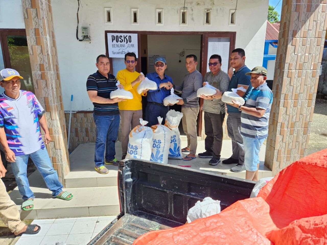 Pemkab Pessel Salurkan 1 Ton Beras untuk Warga Terdampak Banjir di Bayang