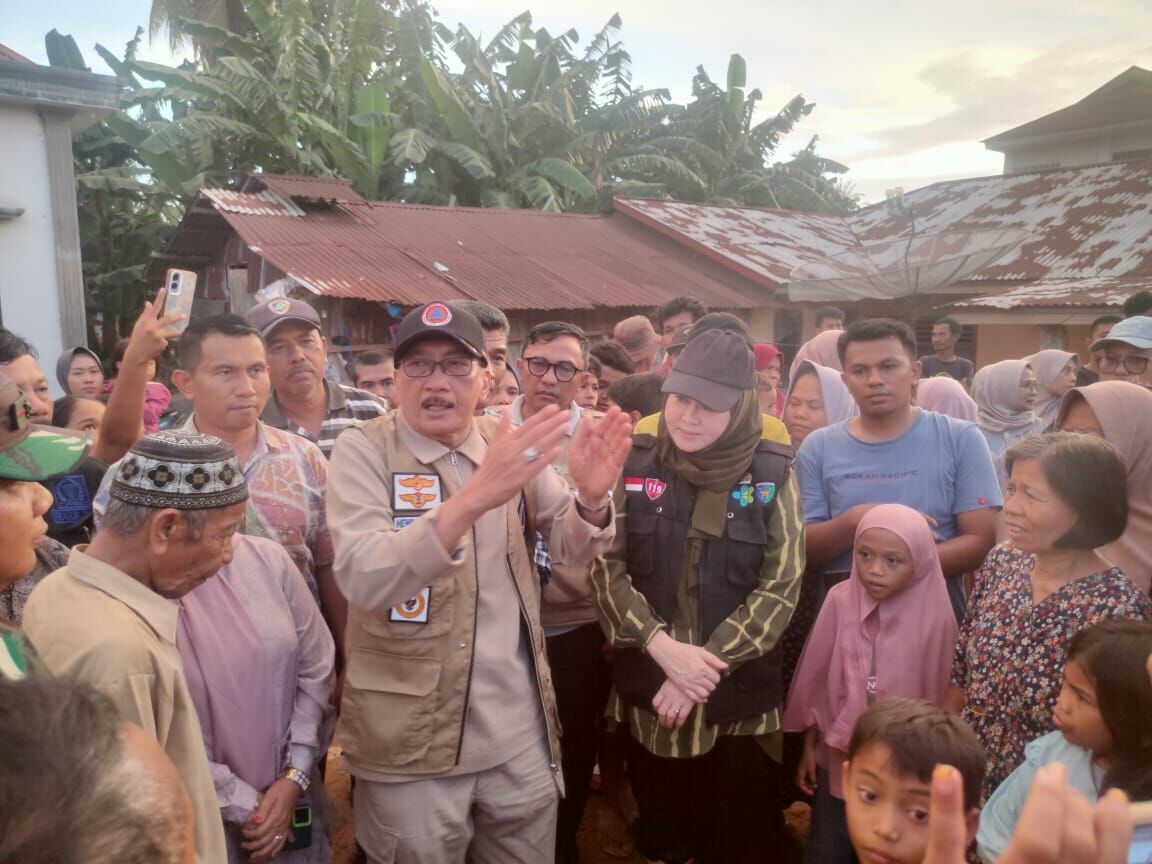 Pemkab Pessel Salurkan 7 Ton Beras untuk Korban Banjir dan Longsor, Bupati Pastikan Bantuan Tepat Sasaran