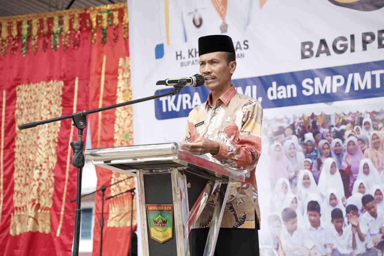 Pemkab Solok Selatan Bagikan 4.100 Seragam Gratis untuk Murid Baru di Sungai Pagu