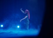 Pertunjukan dari Siska Aprisia dengan karyanya “Tubuh Ibu, Sungai yang Bergeser” pada Festival MenTari #5 “Turun dari Langit” di Gedung Hoerijah Adam ISI Padangpanjang, Minggu (16/11) kemarin. TENGKU