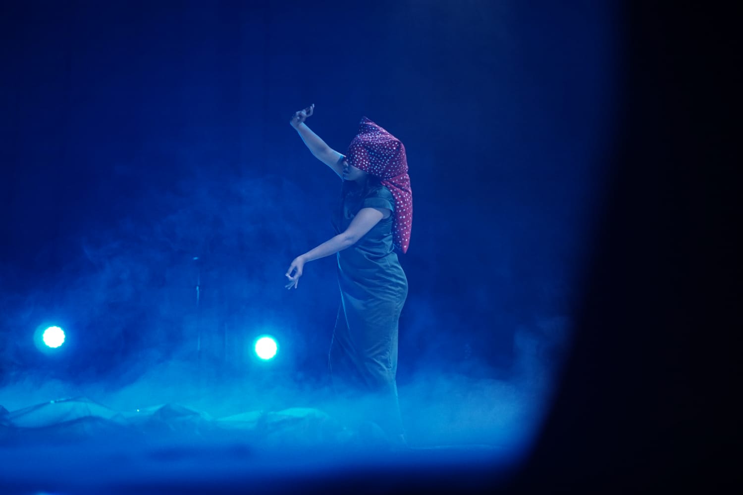 Pertunjukan dari Siska Aprisia dengan karyanya “Tubuh Ibu, Sungai yang Bergeser” pada Festival MenTari #5 “Turun dari Langit” di Gedung Hoerijah Adam ISI Padangpanjang, Minggu (16/11) kemarin. TENGKU