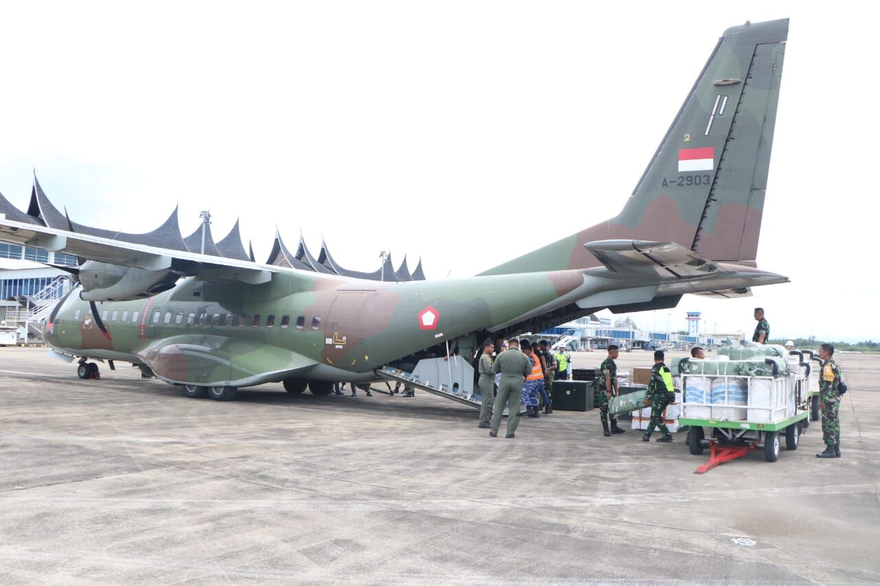 Pesawat CN-295 Skadron Udara 2 Mendarat di Padang Membawa 3,6 Ton Bantuan, Danlanud Sutan Sjahrir